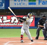　８回、中野が左前打を放つ（撮影・堀内翔）