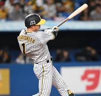 　６回、左前打を放つ森下（撮影・金田祐二）