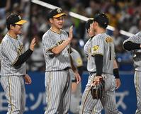 　ナインを迎える大竹（撮影・金田祐二）