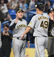 　大竹を迎える岡田監督（撮影・金田祐二）