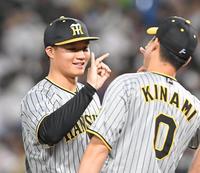 　ヤクルトに快勝し、木浪（右）と共にポーズを決める森下（撮影・高部洋祐）