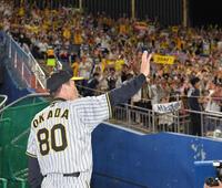 　ファンの大歓声に応えながらグラウンドを後にする岡田監督（撮影・高部洋祐）