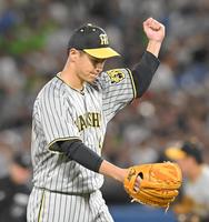 　２回、古賀を併殺に仕留め、ガッツポーズを決める大竹（撮影・高部洋祐）