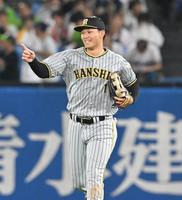 　ヤクルトに快勝し、笑顔でナインの元に駆け出す森下（撮影・高部洋祐）