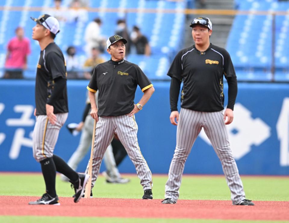 　練習を見守る岡田監督（中央）＝撮影・金田祐二