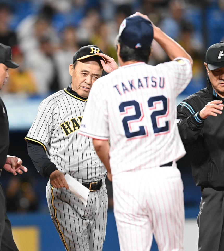 　高津監督（手前）とメンバー表を交換する岡田監督（撮影・金田祐二）