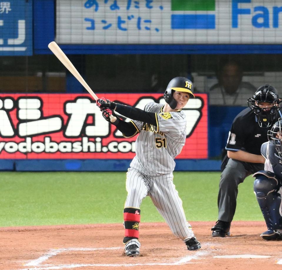 　８回、中野が左前打を放つ（撮影・堀内翔）