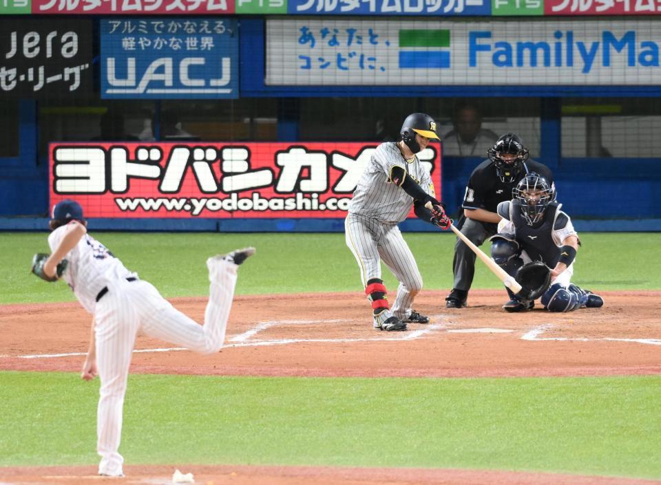 　８回、中野が左前打を放つ（投手・阪口）＝撮影・堀内翔