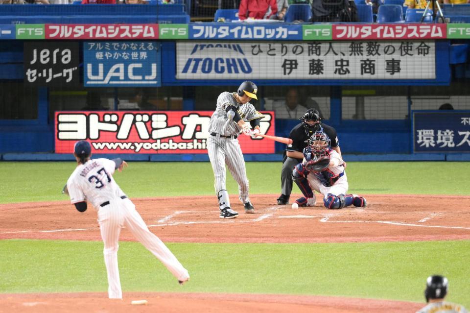 　３回、大竹が中前適時打を放つ（投手・ロドリゲス）＝撮影・堀内翔