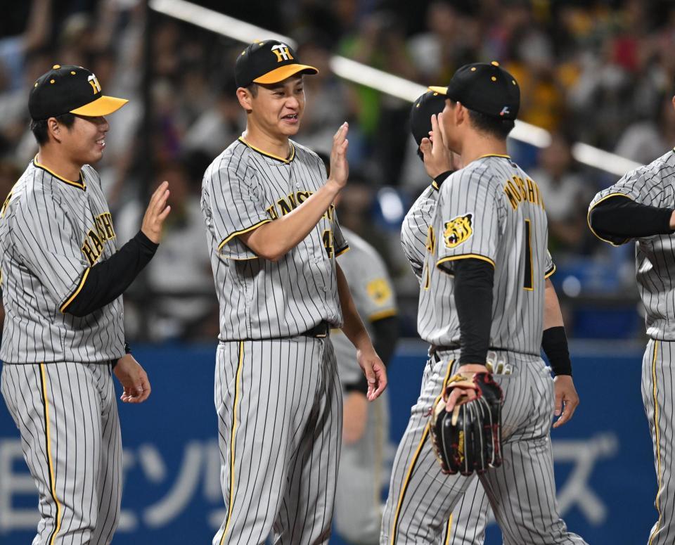 　ナインを迎える大竹（撮影・金田祐二）