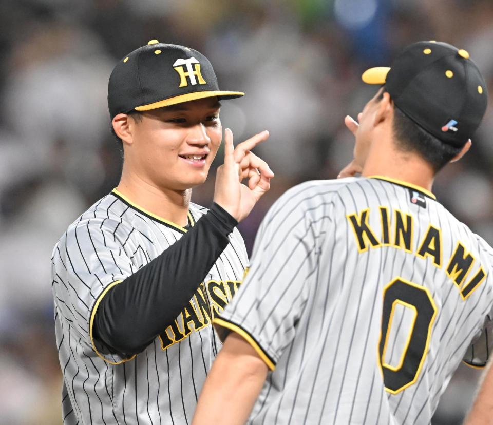 　ヤクルトに快勝し、木浪（右）と共にポーズを決める森下（撮影・高部洋祐）