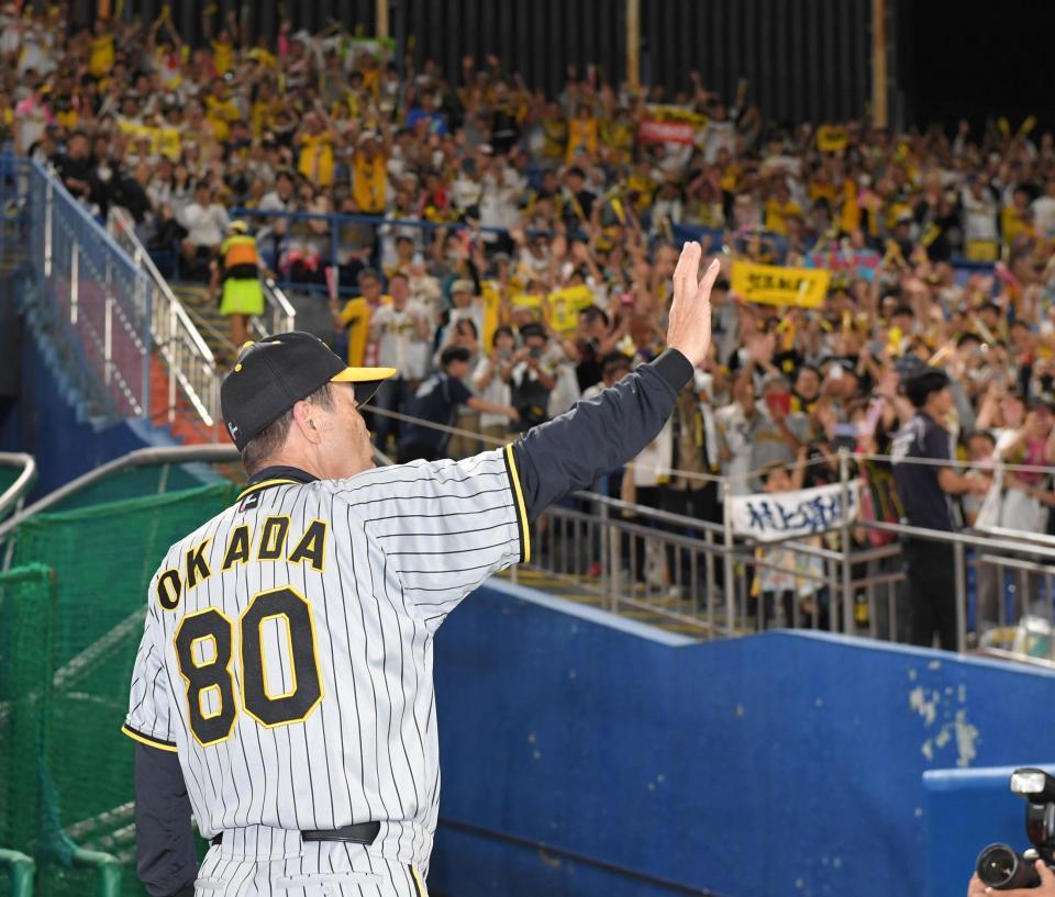 　ファンの大歓声に応えながらグラウンドを後にする岡田監督（撮影・高部洋祐）