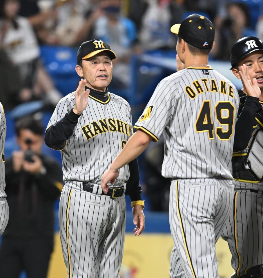 　大竹を迎える岡田監督（撮影・金田祐二）