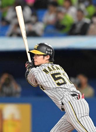 　８回、左前打を放つ中野