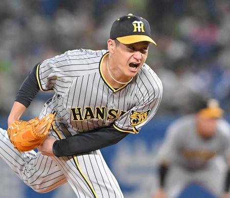 　雄たけびを上げながら力投する大竹