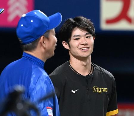 　立浪監督（左）と話す中野（撮影・飯室逸平）