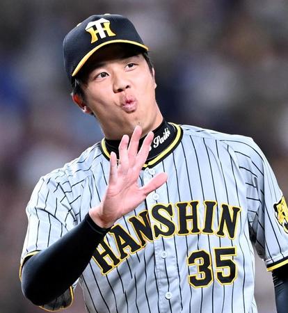 　送球がそれそうになり、大山に声をかける才木（撮影・飯室逸平）