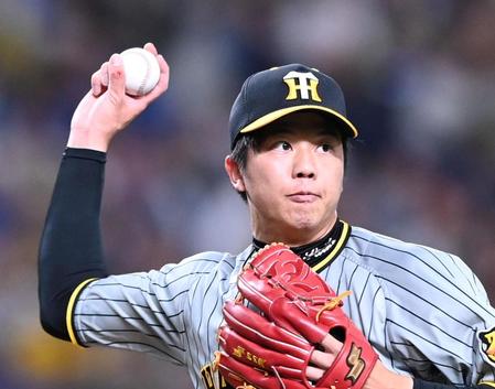 ３回、岡林の打球を処理し、一塁へ送球する才木（撮影・飯室逸平）