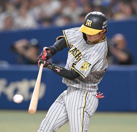 　７回、中前打を放つ中野（撮影・高部洋祐）