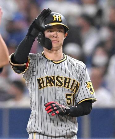 　７回、中前打を放ち、敬礼ポーズを決める中野（撮影・高部洋祐）