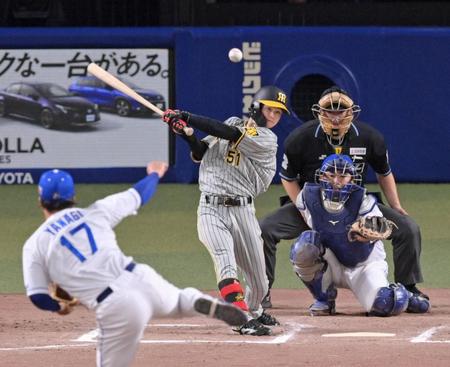 　７回、中前打を放つ中野（撮影・立川洋一郎）