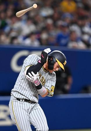 　１１回、死球を受ける木浪（撮影・飯室逸平）