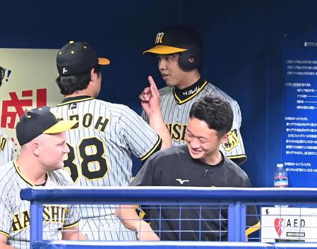 　１０回を投げ終えた才木はヘルメットをかぶり、１１回の打席に備えるも安藤コーチに声をかけられる（撮影・飯室逸平）