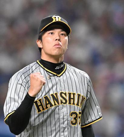 　８回を無失点で切り抜け、ガッツポーズでベンチに戻る才木（撮影・高部洋祐）