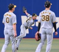 　試合前、センターのポジションでシートノックを受ける小野寺（中央）＝撮影・高部洋祐