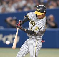 　７回、中前打を放つ中野（撮影・高部洋祐）