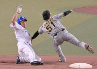 　８回、二盗を試みる代走・三好（左）をタッチアウトにする中野（撮影・立川洋一郎）