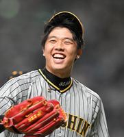 　１０回、村松を三飛に打ち取り、笑顔でベンチに戻る才木（撮影・高部洋祐）