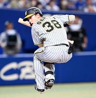 　１１回、きわどい球をよける小幡（撮影・飯室逸平）