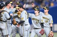 　タッチを交わす中野（５１）ら阪神ナイン（撮影・飯室逸平）