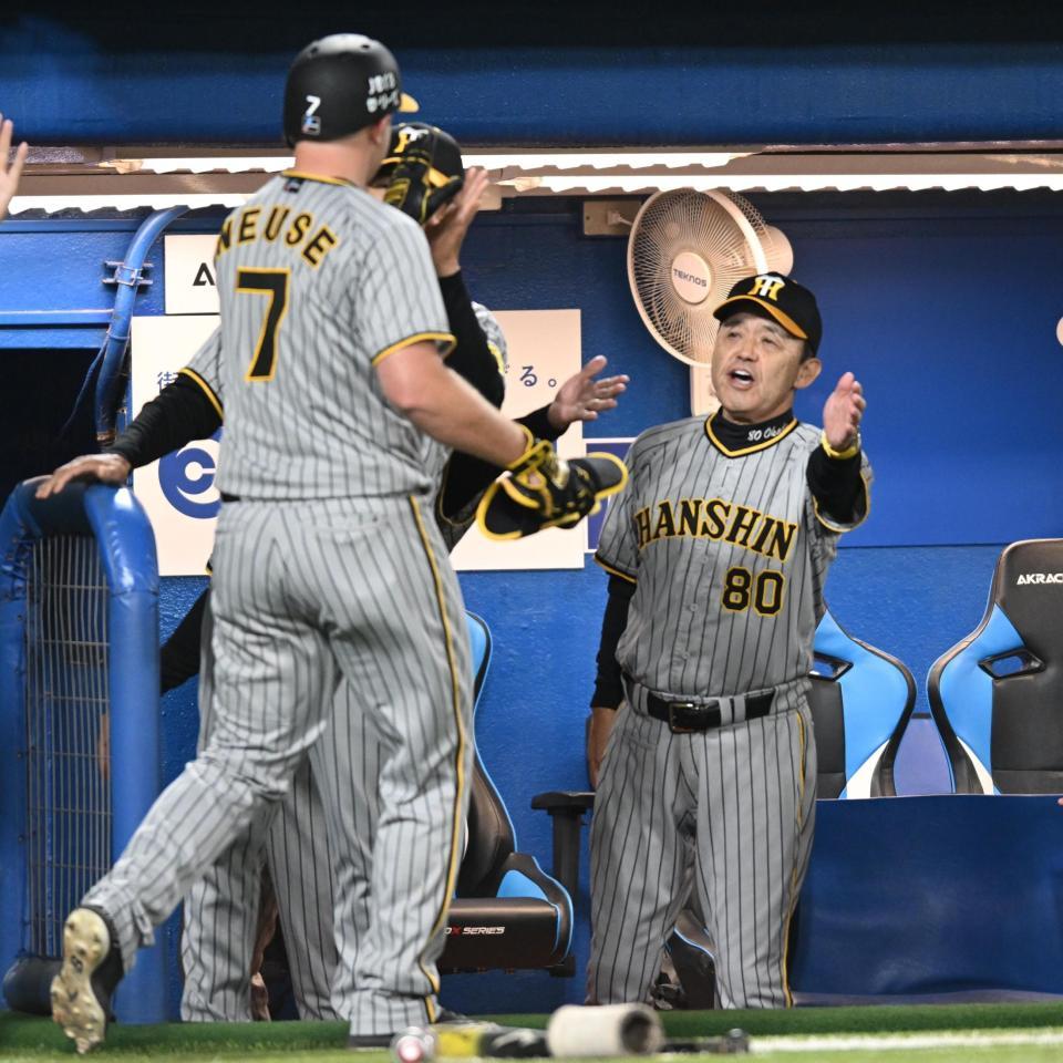 　８回、右前適時打を放ったノイジーを迎える岡田監督（撮影・金田祐二）