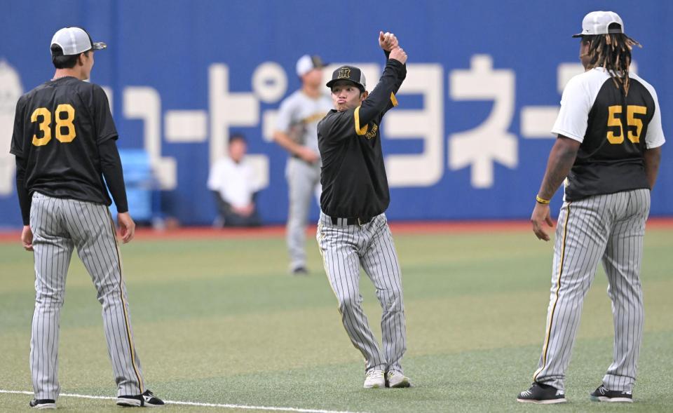 　試合前、誰かのモノマネをする！？中野（中央）＝撮影・高部洋祐