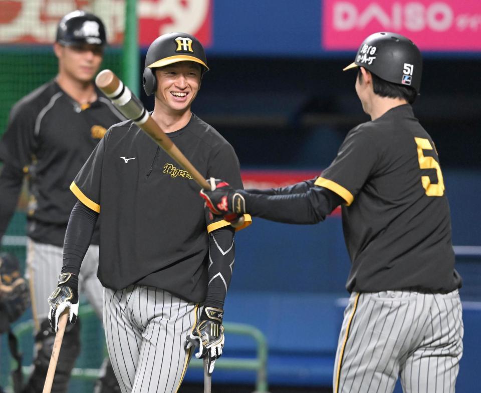 　試合前、中野（右）と談笑する近本（撮影・高部洋祐）