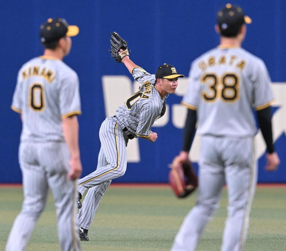 　試合前、センターのポジションでシートノックを受ける小野寺（中央）＝撮影・高部洋祐