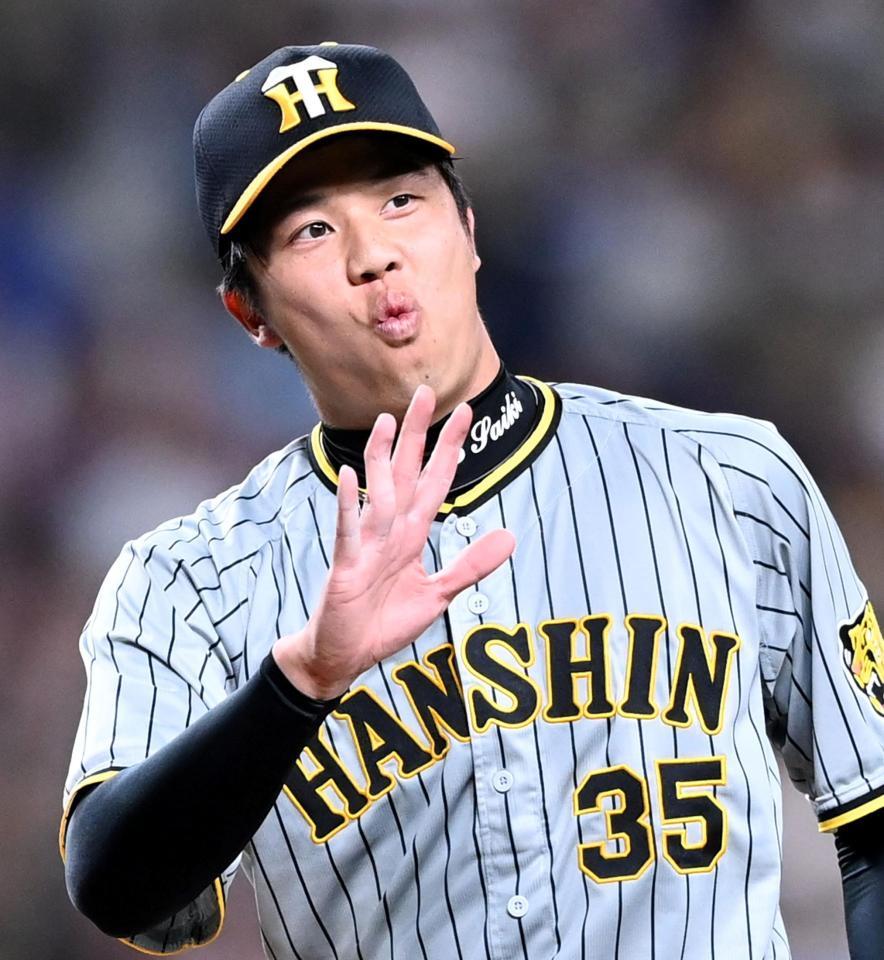 　送球がそれそうになり、大山に声をかける才木（撮影・飯室逸平）