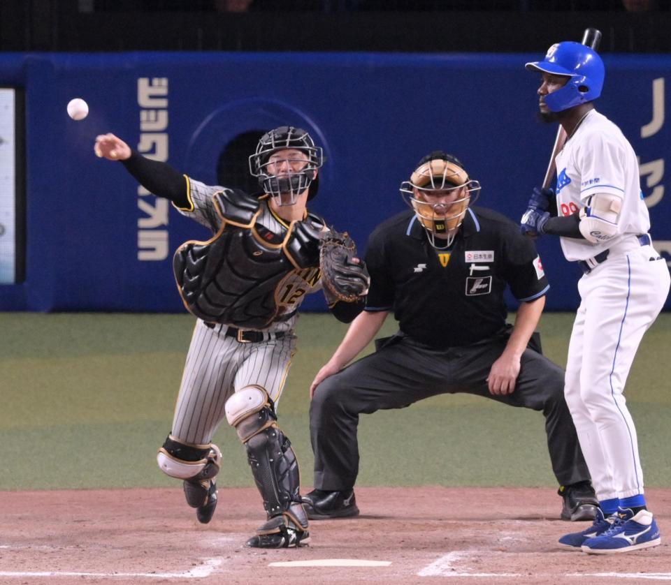 　８回、代走・三好の二盗を阻止する坂本（撮影・立川洋一郎）