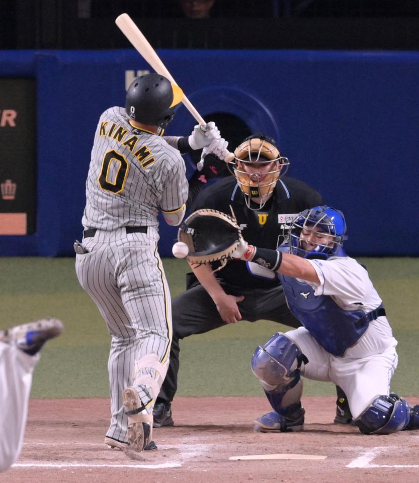 　１１回、死球を受ける木浪（撮影・立川洋一郎）