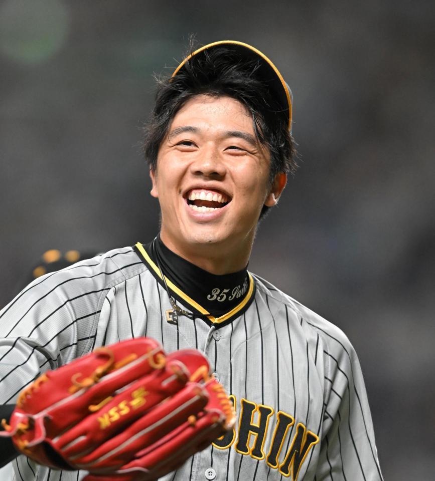 　１０回、村松を三飛に打ち取り、笑顔でベンチに戻る才木（撮影・高部洋祐）