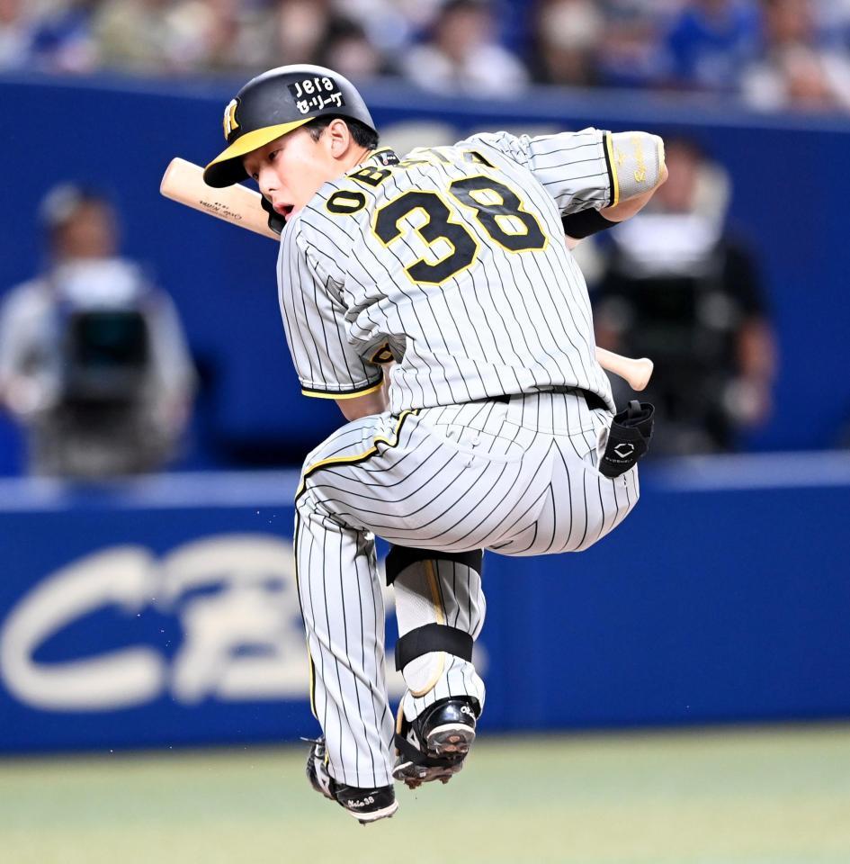 　１１回、きわどい球をよける小幡（撮影・飯室逸平）