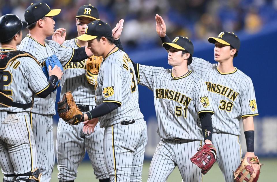 　タッチを交わす中野（５１）ら阪神ナイン（撮影・飯室逸平）