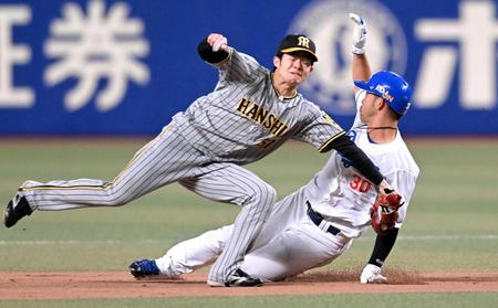 　８回、三好の二盗を阻止する中野