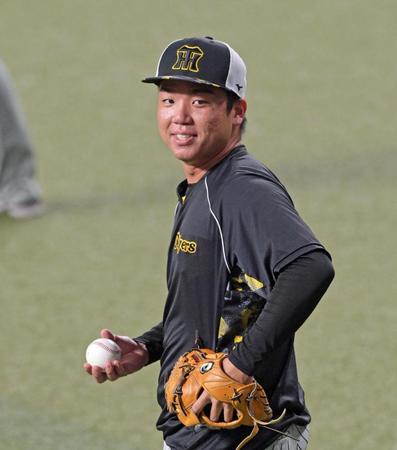 　登板に備えて調整する村上（撮影・立川洋一郎）