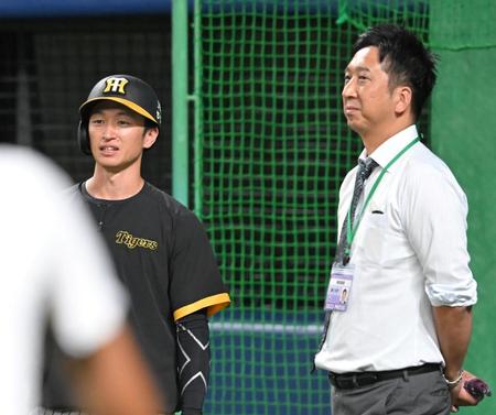 　試合前、藤川球児氏（右）と談笑する近本（撮影・高部洋祐）