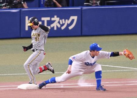 　１回、快足を飛ばして内野安打にする中野（撮影・立川洋一郎）