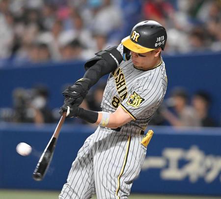 　２回、先制ソロを放つ佐藤輝（撮影・高部洋祐）