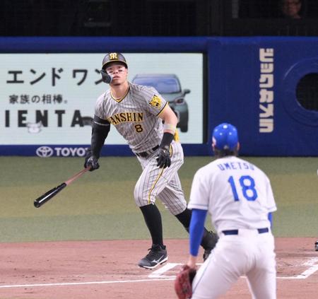 　２回、左中間スタンドへ先制ソロを放つ佐藤輝（撮影・立川洋一郎）